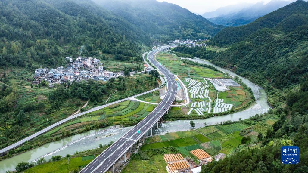 车辆行驶在秀印高速公路木黄至梵净山路段（8月15日摄，无人机照片）。