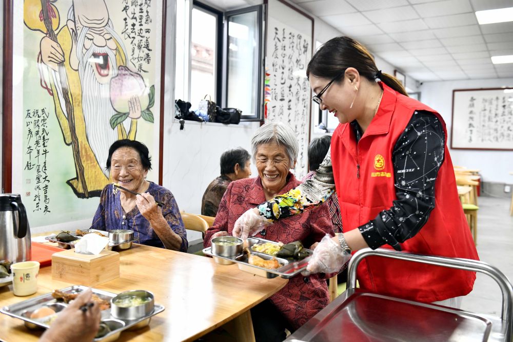 在山东省乳山市城区街道腾甲庄村幸福食堂,志愿者为老人们配送午餐(2023年6月24日摄)。